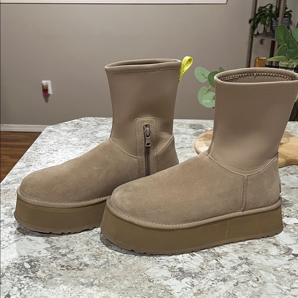 LIKE NEW UGG CLASSIC DIPPER BOOTS - SAND COLOR SIZE 10